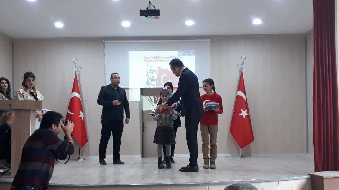 İstiklal Marşı'nı Güzel Okuma Yarışmasında İlkokullarda  okulumuz öğrencisi Hazal KALE  birinci oldu.
